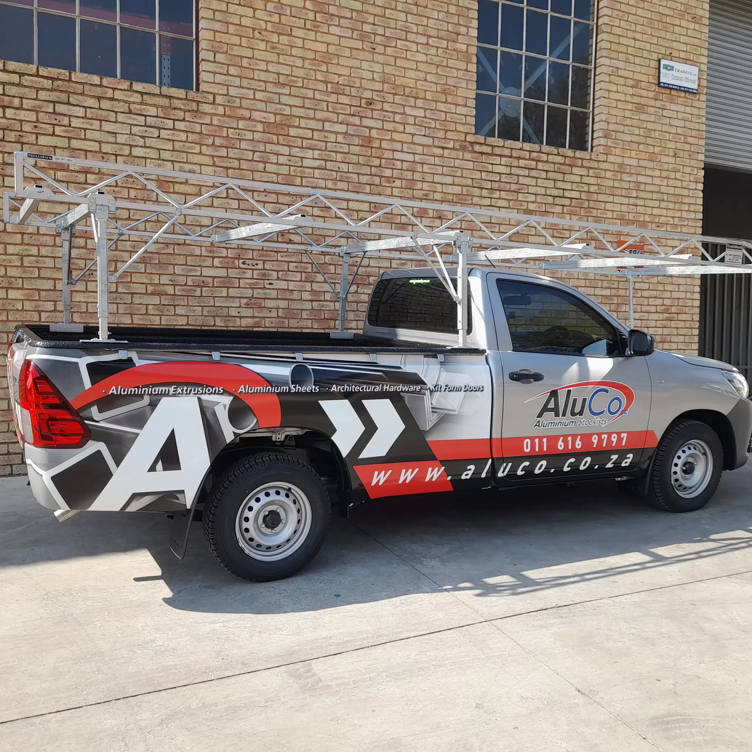 Extra load space with vehicle roof racks